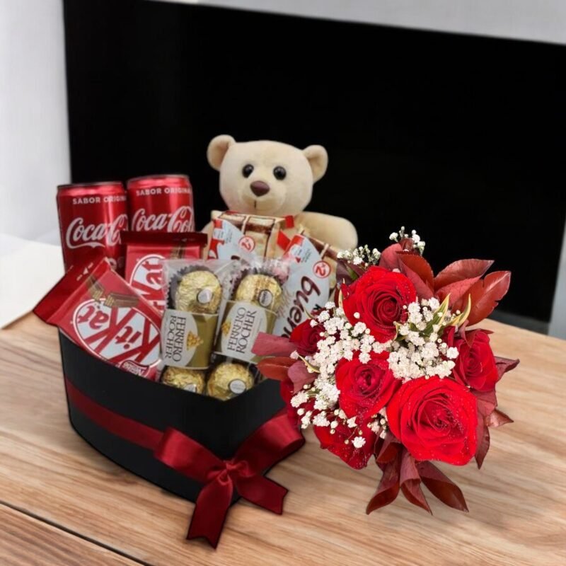 Buquê 6 Rosas Vermelhas, Caixa Coração, Doces, Ursos e Coca Cola Lata