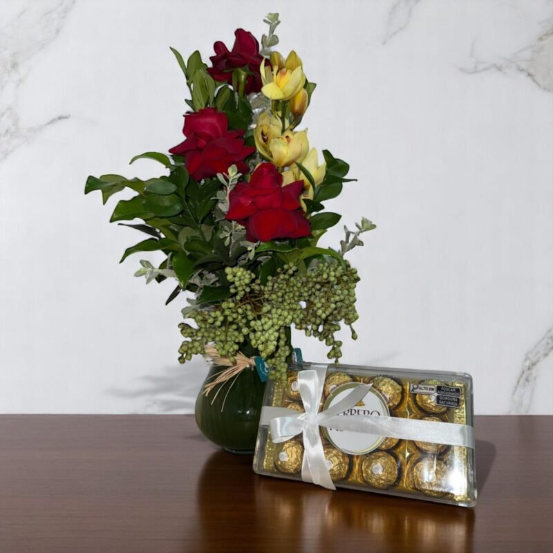 Arranjo luxuoso de Rosas Colombianas, Orquídea e Ferreiro Rocher